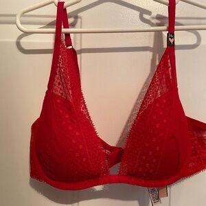 Victoria's Secret Set: Incredible Plunge Bra with Underwear
